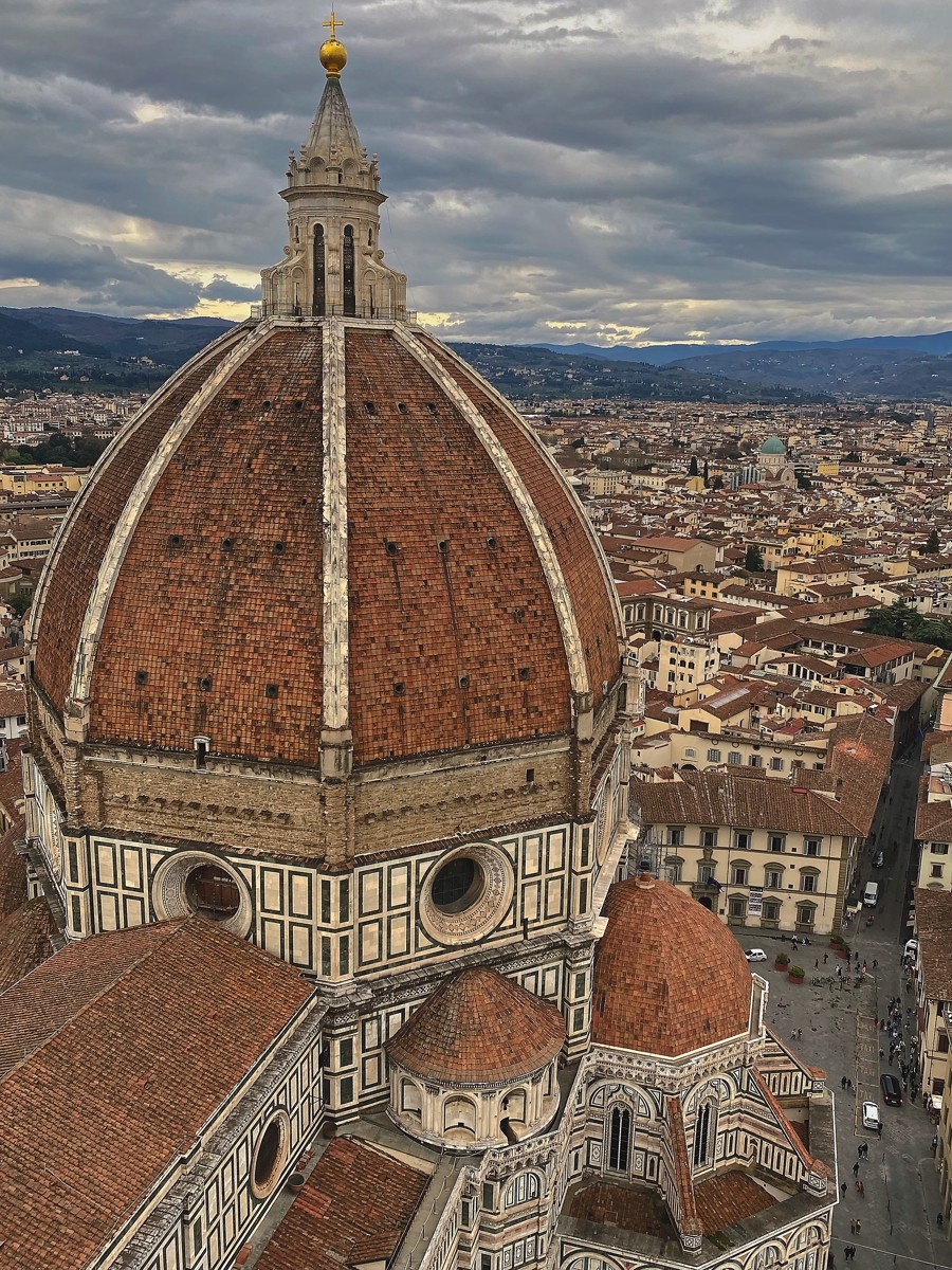 Brunelleschi raised Florence’s dome without the wooden centering normally used for arches.